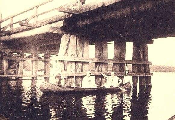 Královéhradečtí vodáci pod mostem u Týniště nad Orlicí, kolem roku 1910